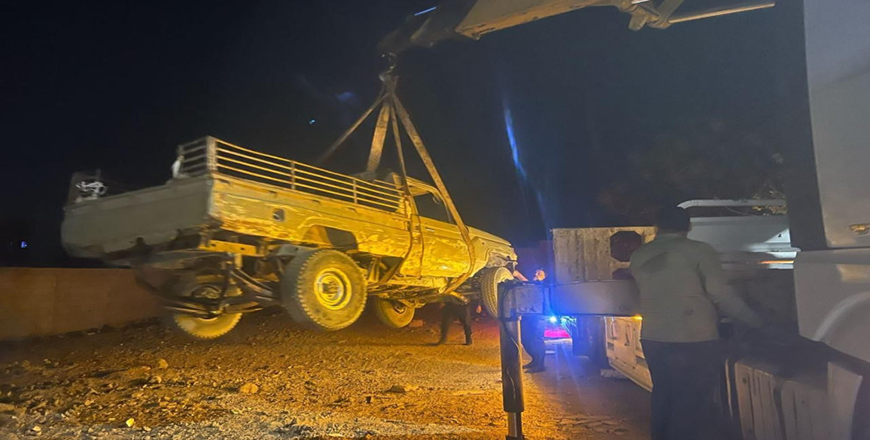 The Aqaba Police Directorate launches a security operation targeting smuggling activities, resulting in the arrest of three individuals and the seizure of 13 unlicensed vehicles used for smuggling (Petra photo)