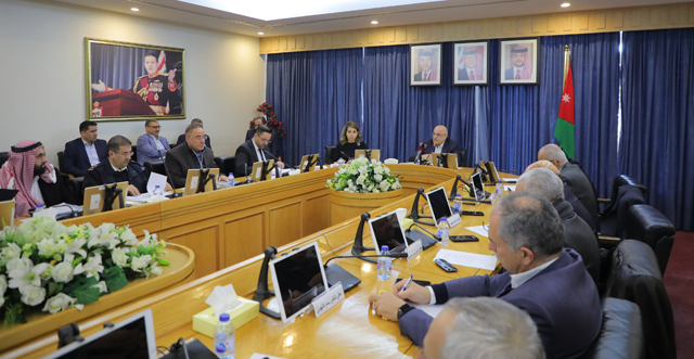 Members of the Senate's Financial and Economic Committee review on Sunday the 2024 draft state budget law, which the Lower House passed last week (Petra photo)