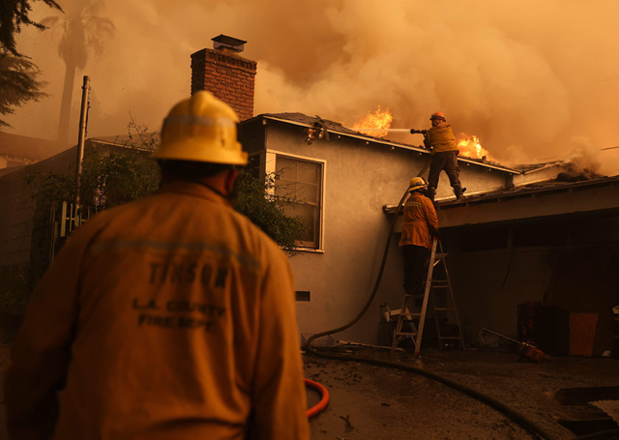 Los Angeles County firefighters spray water on a burning home as they battle the Eaton Fire on January 08, 2025 in Altadena, California (AFP photo)