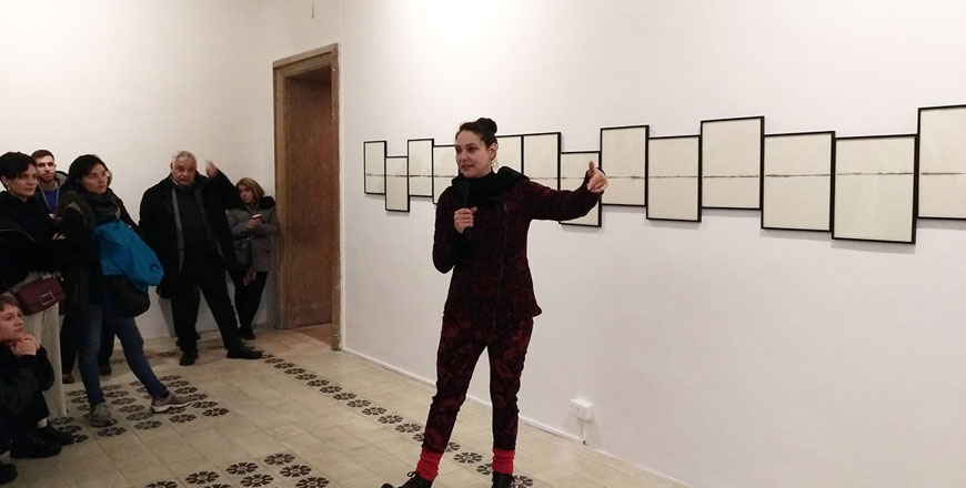 Ukrainian artist Nadia Kaabi-Linke shows her exhibition ‘A Matter of Resilience’ to an audience at Darat Al Funun in Amman (Petra photo)