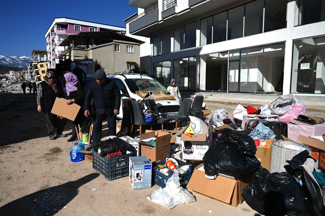 People collect their belongings from collapsed buildings in the Islahiye district of Gaziantep on Wednesday (AFP photo)