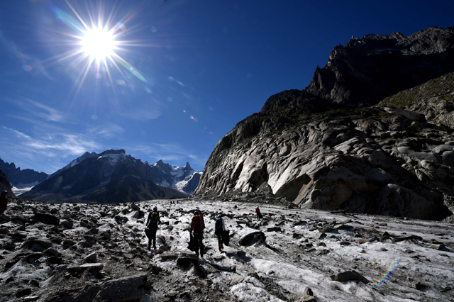 Volunteers collect wastes on the Mer de Glace's glacier in Chamonix-Mont Blanc, French Alps, on September 2, 2016, during the annual clean-up operation following the summer season (AFP photo)