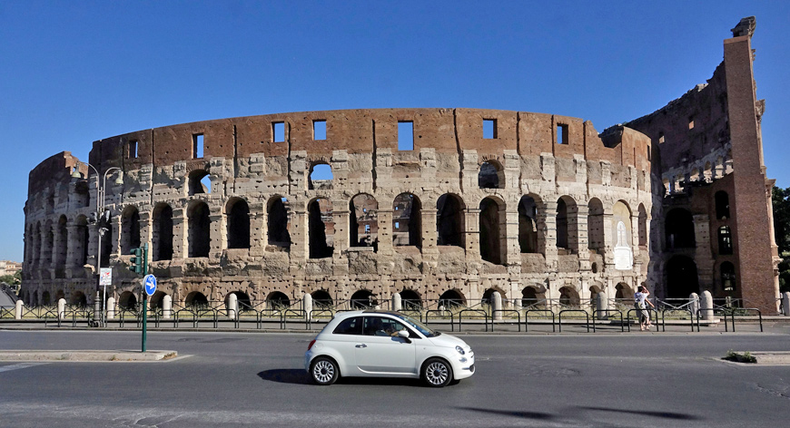 A Fiat 500 is seen in front of the Colosseum in Rome, Italy, on May 28, 2017 (Reuters file photo)