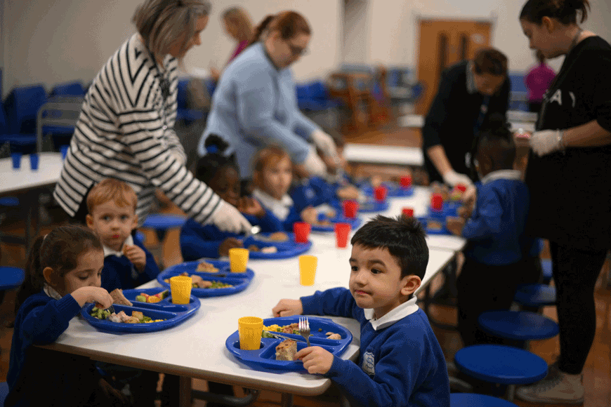 Children eat during lunch-break at St Mary's RC Primary School, in Battersea, south London, on November 29 (AFP photo)