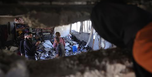 Palestinians inspect the damage after an Israeli strike on school housing displaced Palestinians in Jabalia in the northern Gaza Strip on April 17, 2025 (AFP photo)