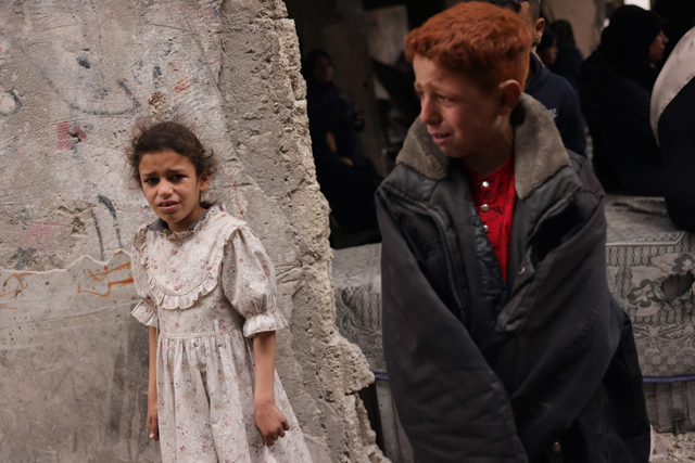 Palestinian children cry as rescuers search the rubble after an Israeli strike on the Manoun family home in Jabalia in the northern Gaza Strip on April 13, 2025 (AFP photo)