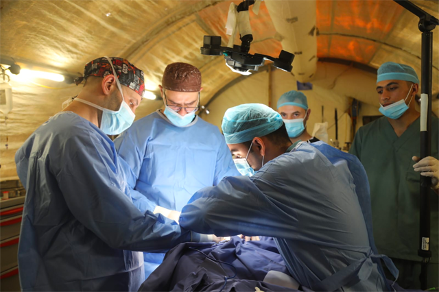 The medical team of the Jordanian field hospital in southern Gaza performs a surgical operation on Sunday to remove a bullet that had penetrated the abdominal wall, the right part of the liver, and the diaphragm of a 12-year-old girl (Petra photo)