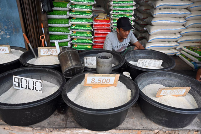 This photo, taken on Tuesday, shows an Indonesian rice seller waiting for customers in Jakarta (AFP photo)
