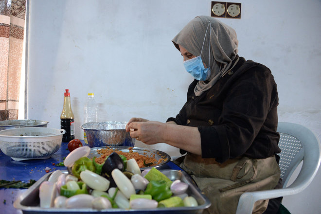 A woman prepares food inside the kitchen of the women-run catering service 'Taste of Mosul', in Iraq's northern city of Mosul, on September 13 (AFP photo)