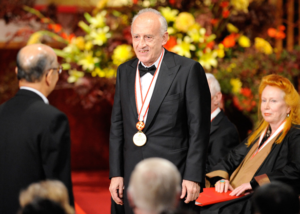 Italian pianist Maurizio Pollini receives a medal at the awards ceremony of the 22nd Praemium Imperiale Awards in Tokyo on October 13, 2010 (AFP photo)