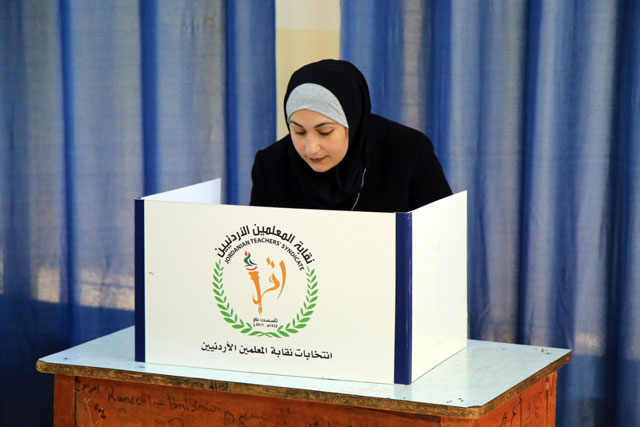 A teacher casting her ballot at one of the Jordanian Teachers Association’s voting centres on Tuesday (Petra photo)