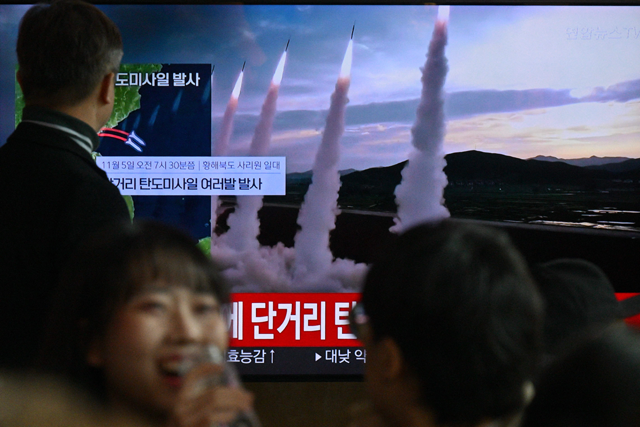 A man watches a television showing a news broadcast with file footage of a North Korean missile test, at a railway station in Seoul on Tuesday (AFP photo)