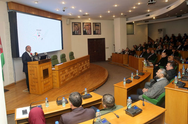   Amman Mayor Yousef Shawarbeh announces the Greater Amman Municipality's launch of 11 new e-services during a press conference on Thursday (Petra photo)