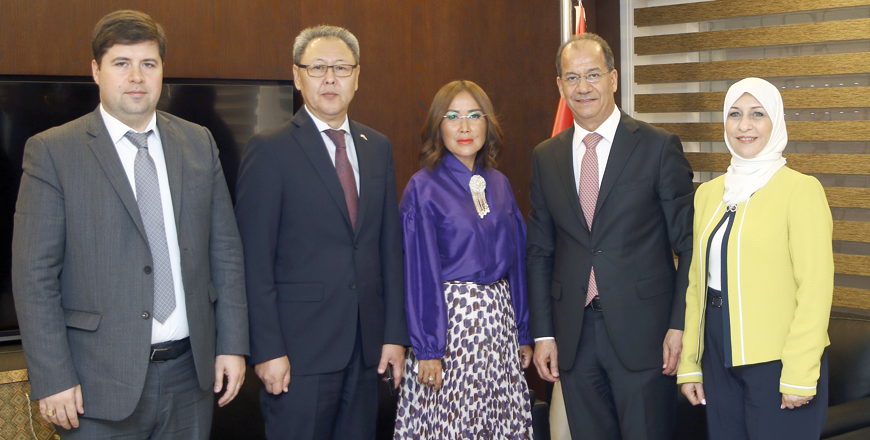 Minister of Government Communications Faisal Shboul, Raushan Kazhibayeva, Director-General of the TV and Radio Complex of the President of Kazakhstan, and officials during a meeting in Amman on Sunday (Petra photo)