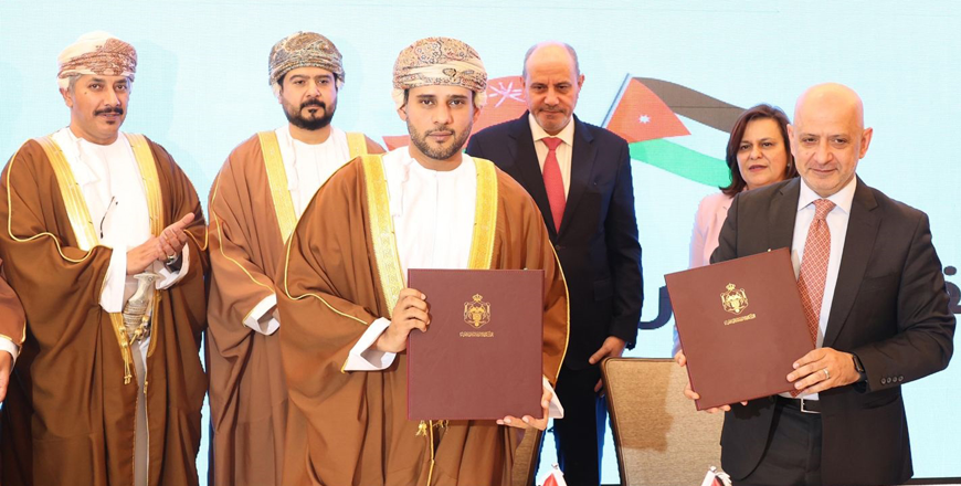 Jordan and Oman chambers of commerce on Sunday sign a memorandum of understanding to strengthen collaboration, support bilateral trade, and establish investment and trade partnerships between the Jordanian and Omani business communities (Petra photo)