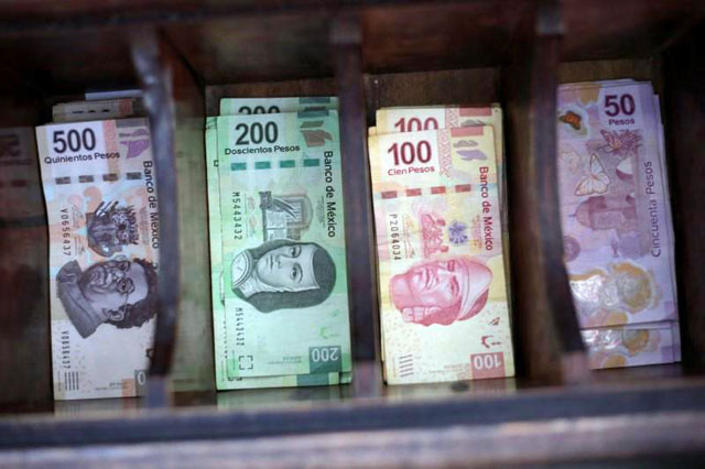 Mexican peso banknotes are pictured at a currency exchange shop in Ciudad Juarez, Mexico,  November 10, 2017 (Reuters file photo)