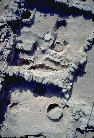  Storage and work areas of an ancient house in Numeira (Photo courtesy of the Expedition to the Dead Sea Plain)