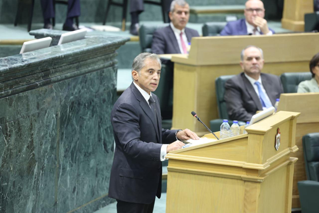 Prime Minister Jafar Hassan delivers the government's policy statement to the Lower House during a session headed by House Speaker Ahmad Safadi on Sunday (Petra photo)