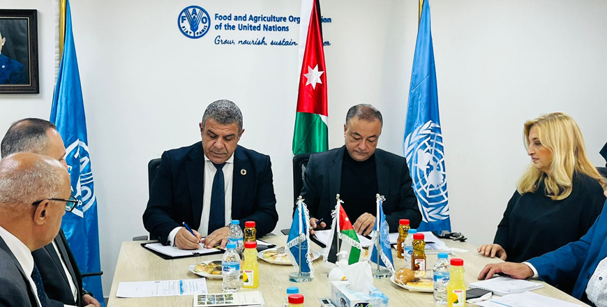 Nabil Assaf, Representative of FAO in Jordan and Muhammad Daoud Al Majali, vice president for Academic Affairs at Mutah University during the signing of the agreement on Sunday  (Photo courtesy of FAO Jordan)