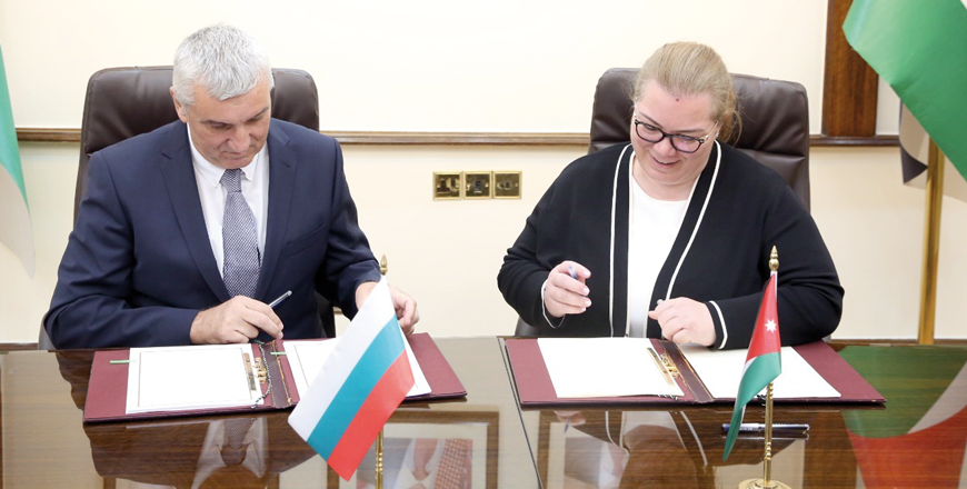 Minister of Planning and International Cooperation Zeina Toukan and Bulgarian Ambassador to Amman Dimitar Mihaylov during the signing of an agreement on Tuesday (Petra photo)
