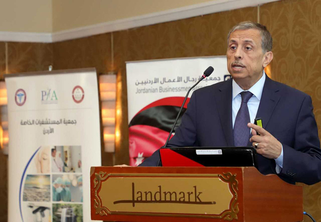 Chairman of the Private Hospitals Association Fawzi Hammouri speaks during the Jordanian-Algerian investment forum on Sunday (Petra photo)