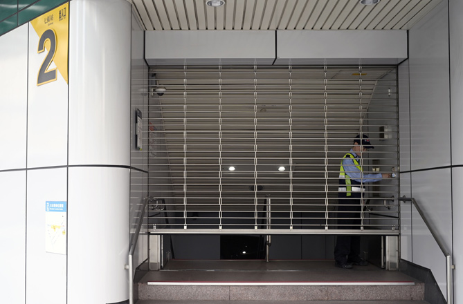 A member of security from the Taipei Mass Rapid Transit closes the gate of a station in New Taipei City as a precaution after a earthquake hit at midday, on Thursday (AFP photo)
