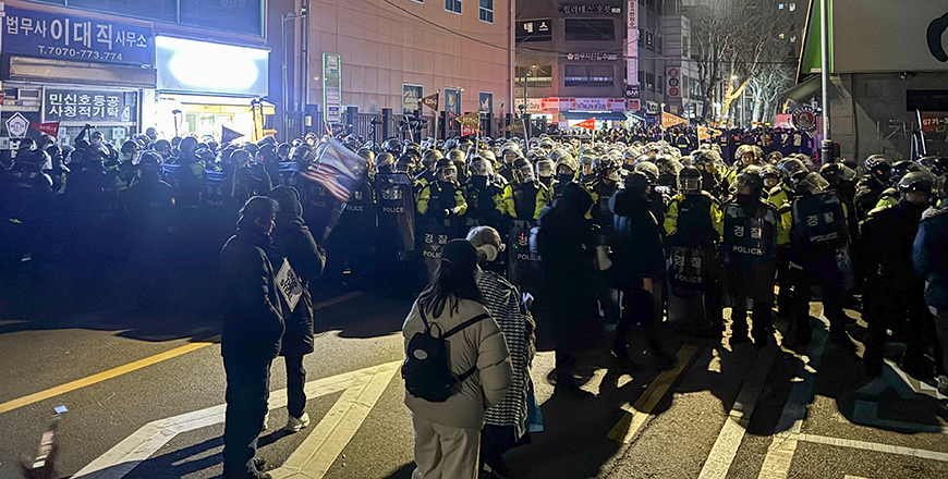 Police stand guard on a street near the Seoul Western District Court in Seoul, early on January 19, 2025 (AFP photo)