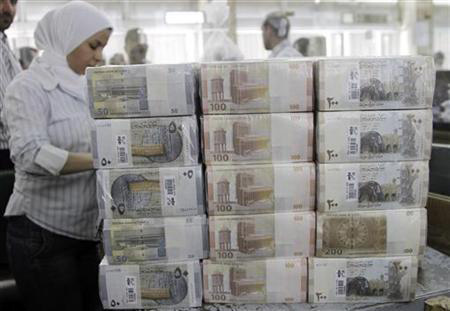 Syrian currency notes are seen on display at the central bank in Damascus, July 27, 2010 (Reuters file photo)