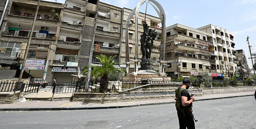 An armed man walks at Syouf Square in the mostly Druze and Christian Damascus suburb of Jaramana on April 30, 2025 (AFP photo)