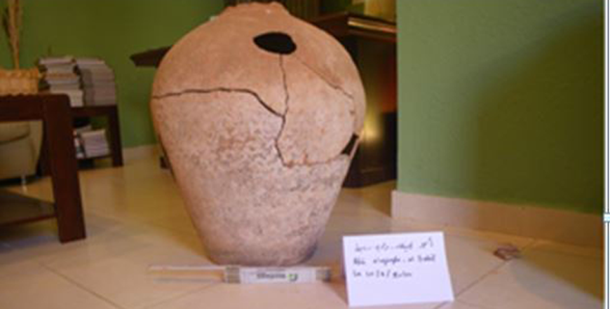 Intact jar found accidently in 2010 at Abu Nujayla (Photo courtesy of Zeidan Kafafi)