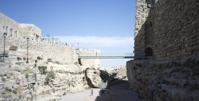 A bridge between a visitor centre and the castle (Photo courtesy of ACOR)
