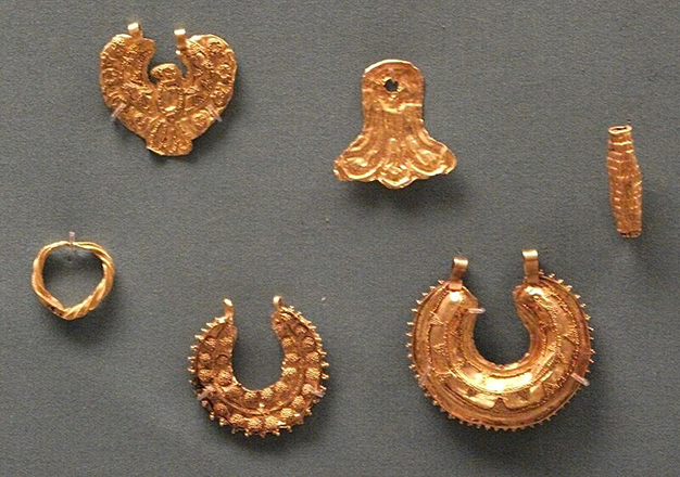 Gold jewellery from the hoard at Tell Ajjul displayed at the British Museum (Photo courtesy of the British Museum)