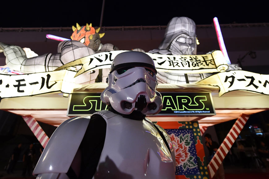 This August 1 file photo shows a storm trooper posing in front of Star Wars Sith Nebuta featuring Darth Maul, Sheev Palpatine and Darth Vader during the eve of the Nebuta summer festival in Aomori city, Aomori prefecture to commemorate the Star Wars series’ new movie ‘Star Wars: The Force Awakens’ (AFP photo)