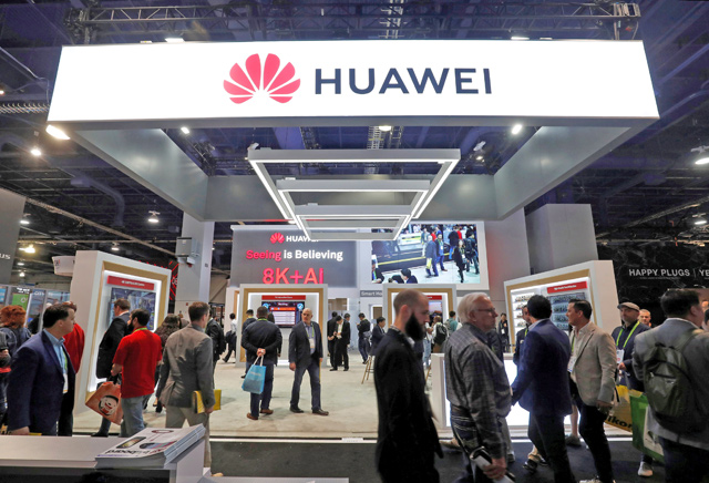 Attendees pass by a Huawei booth during the 2019 CES in Las Vegas, Nevada, US, on  January 9 (Reuters file photo)