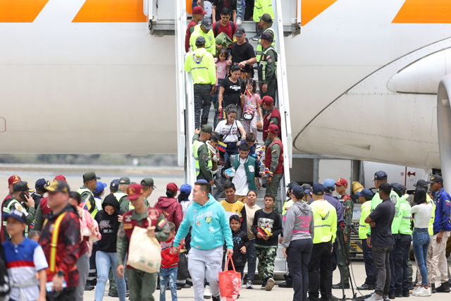 Venezuelan migrants walk down a plane upon arrival at Simon Bolivar International Airport in Maiquetia, Venezuela on March 20, 2025 (AFP photo)