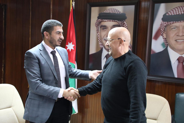   Water Minister Raed Abul Saud (right) and Theban Mayor Adel Janadbeh signed an agreement on Thursday to operate the Falha Well in the Theban Municipality of Madaba (Photo courtesy of Water Ministry)
