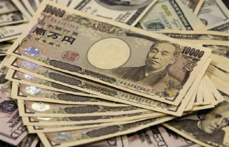 Japanese yen notes are piled atop US dollar bills during a photo opportunity at an office of Interbank Inc. money exchange in Tokyo, on November 27, 2009  (Reuters file photo)