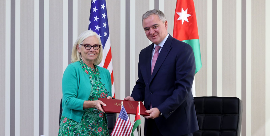 Minister of Youth Mohammad Al Nabulsi and USAID Mission Director for Jordan Leslie Reed during the signing of an agreement on Thursday (Petra photo)