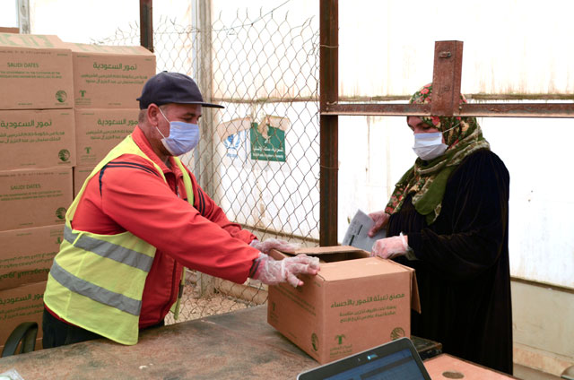 The United Nations World Food Programme and its partners are distributing Saudi dates to 236,000 refugees and vulnerable Jordanians this month (Photo courtesy of WFP)