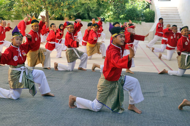 Students perform the Indonesian martial art, pencak silat, at the Indonesian ambassador’s residence in Amman on Thursday (Photo courtesy of Indonesian embassy)