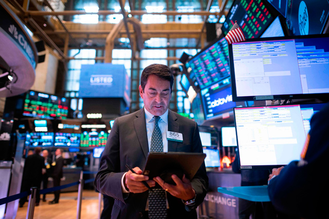 Traders work on Monday at the New York Stock Exchange located at Wall Street in New York City (AFP photo)