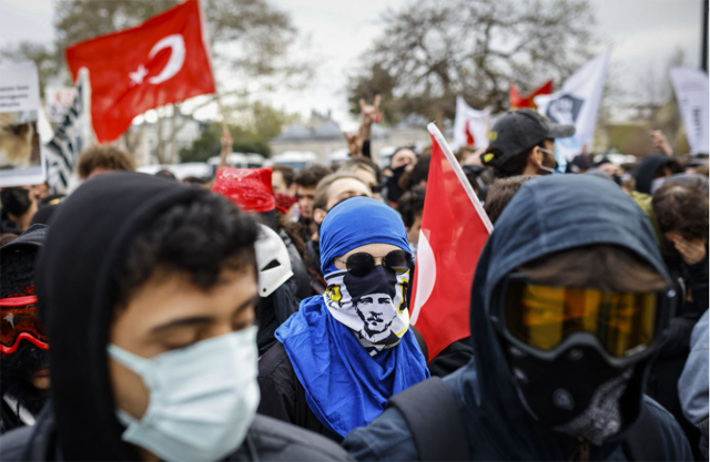 Protesting university students gather to organize a march one month after the arrest of Istanbul Metropolitan Mayor Ekrem Imamoglu, in Istanbul on April 19, 2025 (AFP photo)