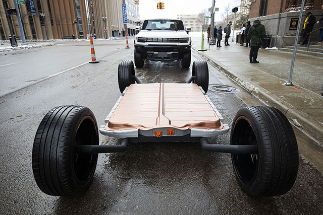 A General Motors Hummer EV chassis sits in front of an Hummer EV outside of an event where General Motors CEO Mary Barra announced that GM is making a $7 billion investment, the largest in the companys history, in electric vehicle and battery production in Michigan on Tuesday in Lansing, Michigan (AFP photo)