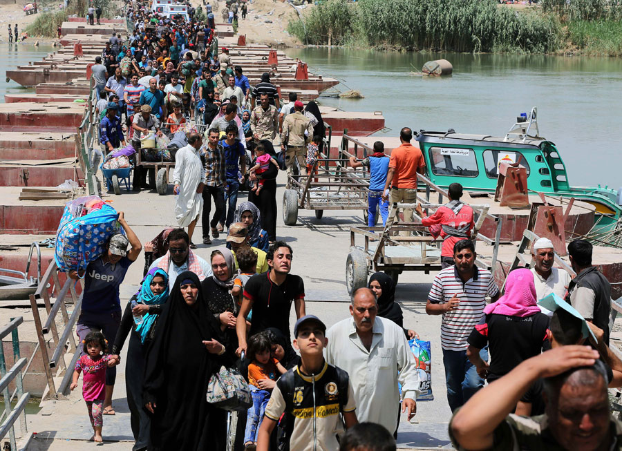 Displaced Iraqis from Ramadi cross the Bzebiz Bridge fleeing fighting in Ramadi, 65 km west of Baghdad, Iraq, on Wednesday (AP photo)