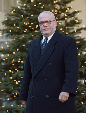 In this file photo taken on December 23, 2000, top Palestinian negotiator Saeb Erekat walks to the microphones to speak with reporters (AFP photo)
