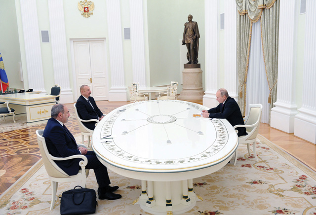 Russian President Vladimir Putin (right) holds a meeting with Armenian Prime Minister Nikol Pashinyan (left) and Azerbaijani President Ilham Aliyev over the disputed Nagorno-Karabakh region's future at the Kremlin in Moscow on Monday (AFP photo)