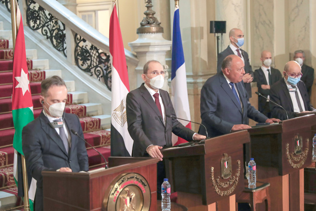 Deputy Prime Minister and Foreign Minister Ayman Safadi , Egyptian Foreign Minister Sameh Shoukry, French Minister of Europe and Foreign Affairs Jean-Yves Le Drian and German Foreign Minister Heiko Maas hold a press conference in Cairo on Monday (AFP photo)