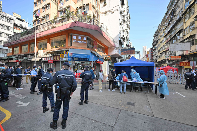 Health workers conduct testing in the Jordan area of Hong Kong on Friday, after thousands were ordered to stay in their homes for the city's first COVID-19 coronavirus lockdown as authorities battle an outbreak in one of its poorest and most densely packed districts (AFP photo)