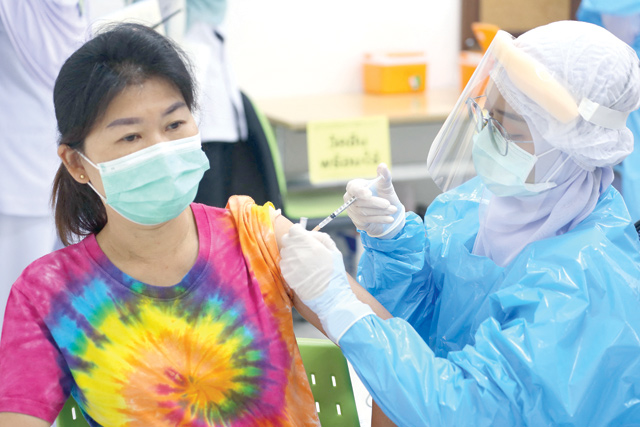 A health worker administers a dose of the Sinovac COVID-19 coronavirus vaccine at the Prince of Songkla University, Pattani Campus, in southern Pattani province on Monday, as mass vaccination rollouts begin in Thailand (AFP photo)