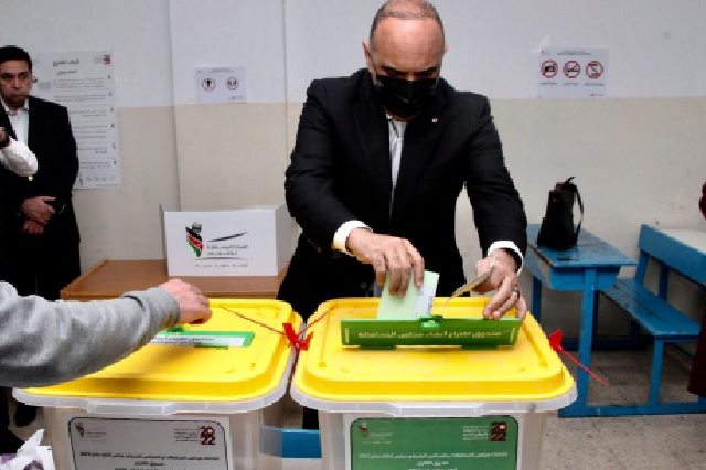 Prime Minister Bisher Al Khasawneh casts his ballot at a polling booth in the capital's Zahran area on Tuesday (Petra photo)